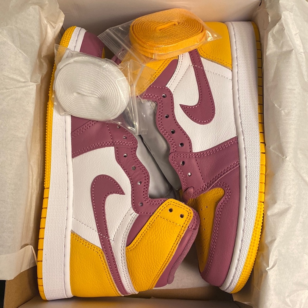 University gold/light Bordeaux air Jordan 1 retro high og 7youth/8.5 womens